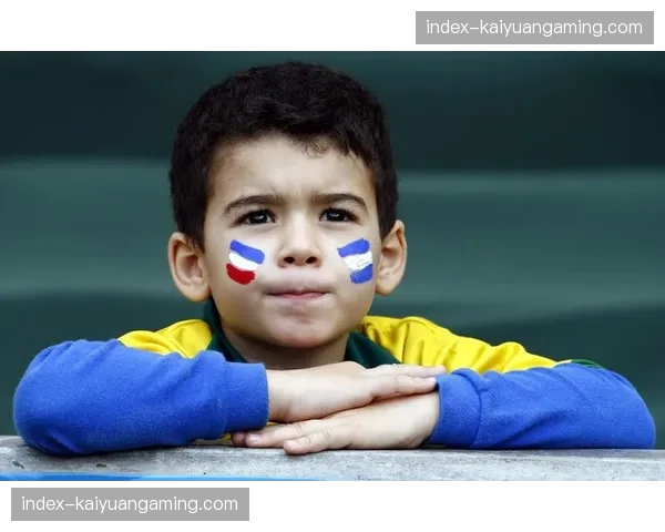 场边花絮：小球迷冲入场内拥抱偶像维尼修斯，比赛短暂中断