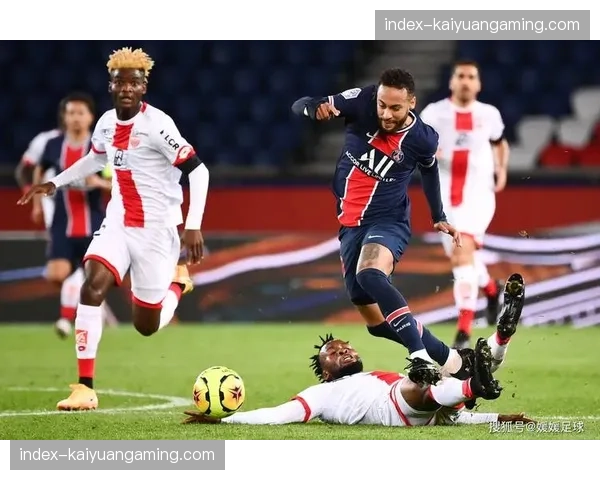 战术镜头：克莱蒙三中卫深度回收，成功化解摩纳哥长达20分钟围攻