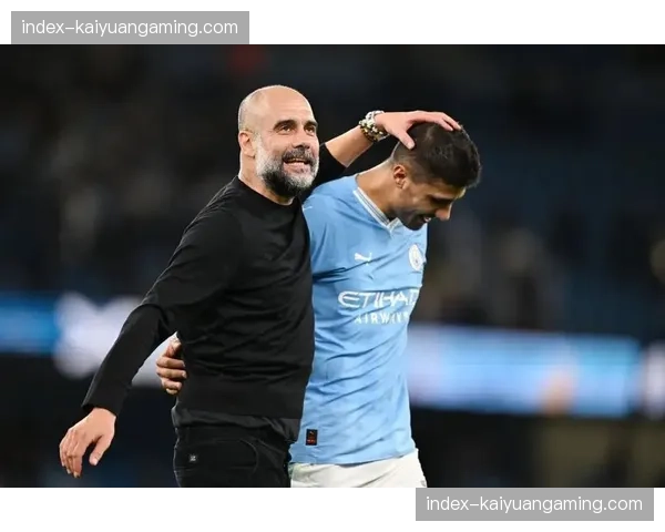 镜头捕捉：罗德里对麦卡利斯特犯规后，瓜迪奥拉在场边激动投诉