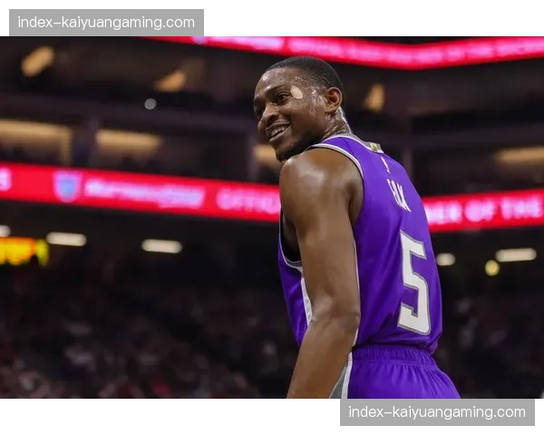 官方：国王后卫福克斯获得三月西部最佳球员奖项